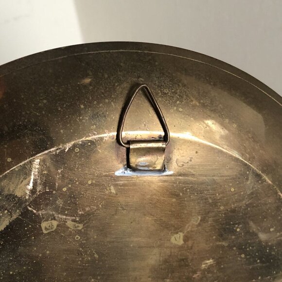 Vintage set of two floral brass and enamel plates - Picture 14 of 16